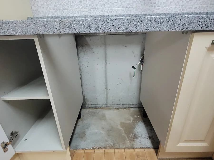 인덕션 아래 비어 있던 하부장 자리에 식기세척기를 넣었습니다 작업 전