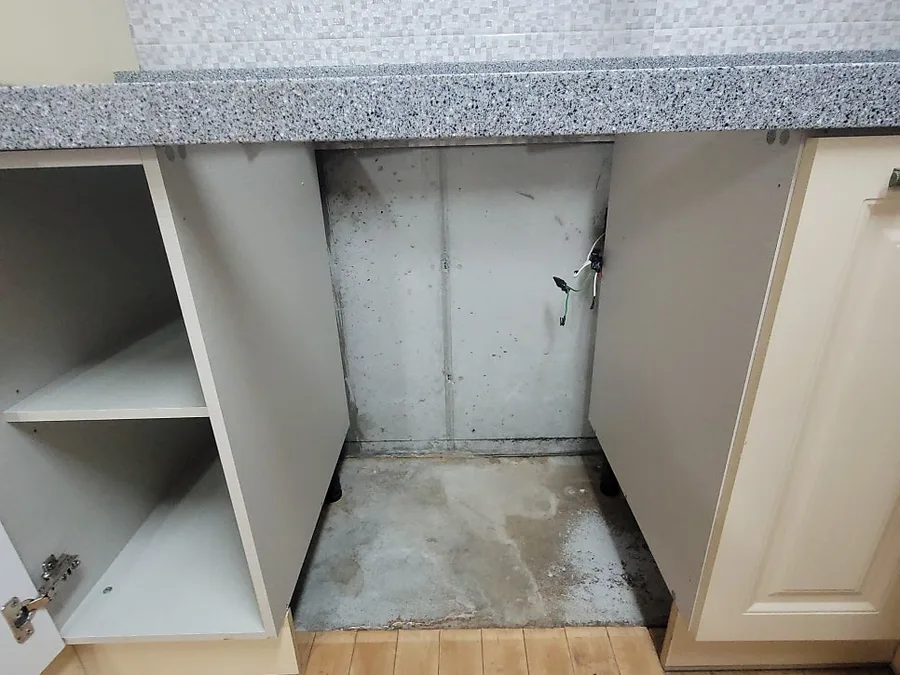 인덕션 아래 비어 있던 하부장 자리에 식기세척기를 넣었습니다 작업 전