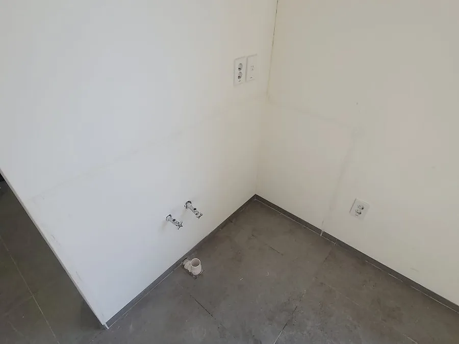 낡은 싱크대를 철거하고 바닥·벽 마감까지 정리했습니다 작업 후